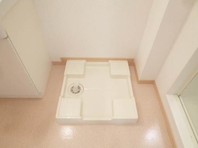 Washroom. Always clean in every room laundry! (Photo image)