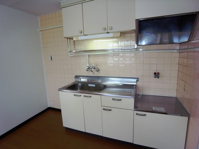 Kitchen. Gas stove is can be installed kitchen. 