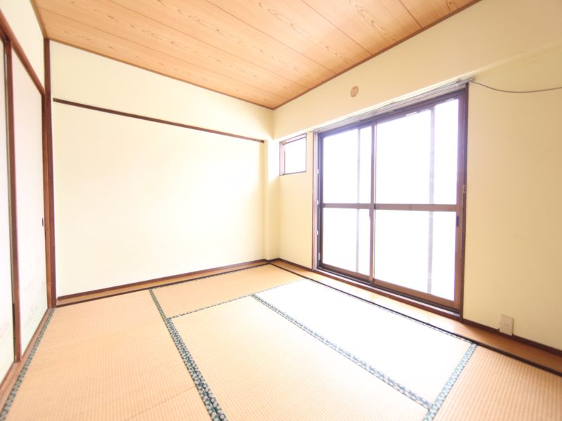 Other room space. Japanese-style room 6 quires It opens onto a balcony.