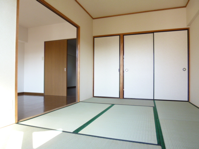 Living and room. South-facing Japanese-style room has warm