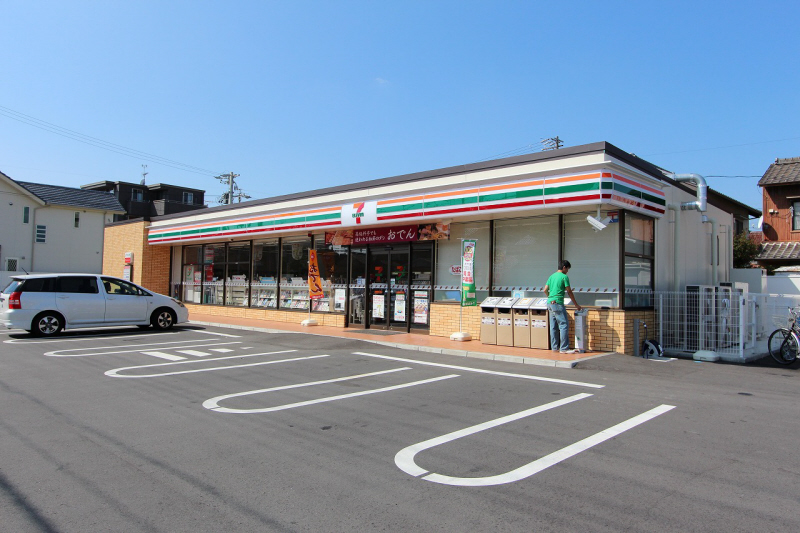 Convenience store. Seven-Eleven Nagoya Yanase-cho 1-chome to (convenience store) 300m