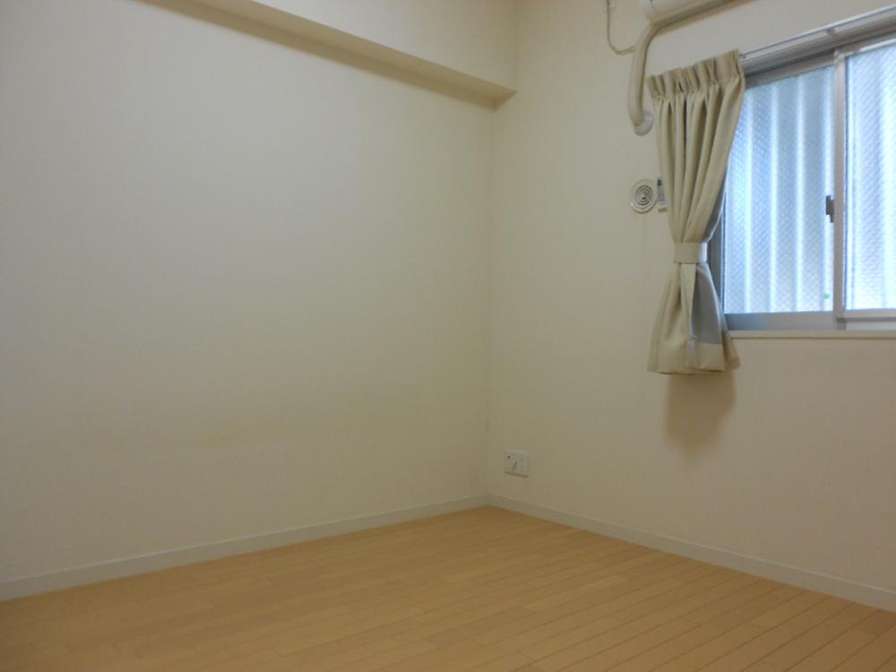 Non-living room. North-west side of Western-style.