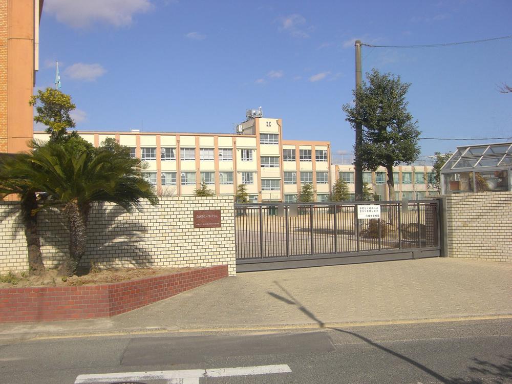 Junior high school. 1100m to Hachiman Junior High School