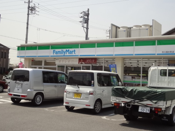 Convenience store. 300m to Family Mart (convenience store)