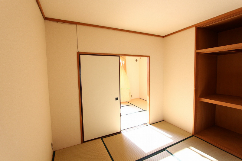 Other room space. Following is a Japanese-style room. 