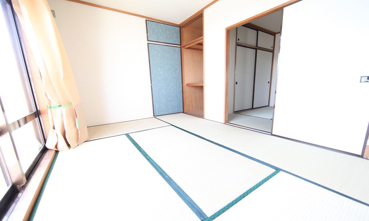 Living and room. Japanese-style room 6.0 quires (storage enhancement)