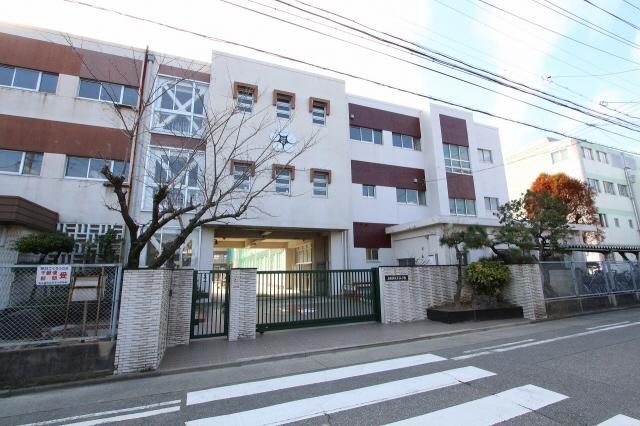 Primary school. 790m to Nagoya Municipal Araco Elementary School