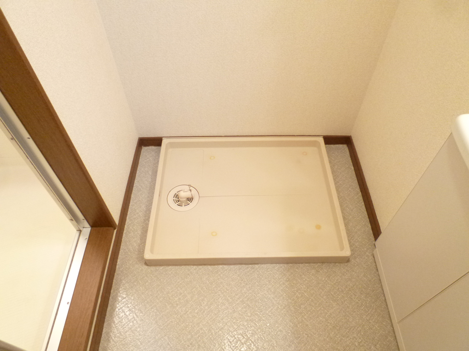 Toilet. Equipped with washing machine inside the room to dressing room.