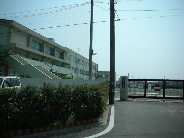 Primary school. Municipal Akahoshi to elementary school (elementary school) 630m