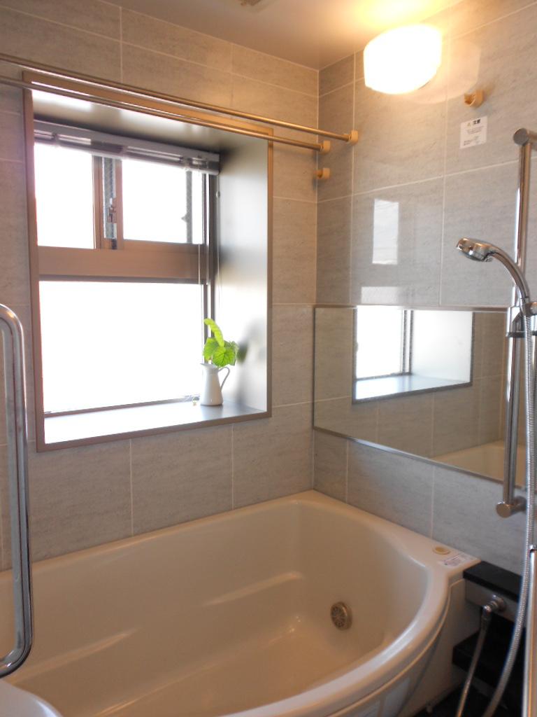 Bathroom. Bathroom heating dryer, It is with 24-hour ventilation system. (August 2013) Shooting