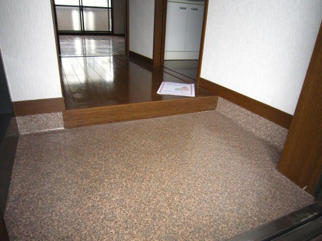 Entrance. It is bright in the Western-style room facing the south side of the veranda