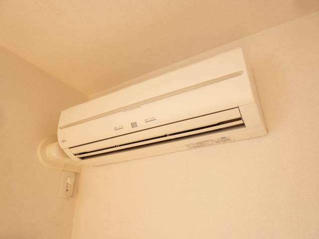 Other Equipment. Air conditioning (The photograph is an image)