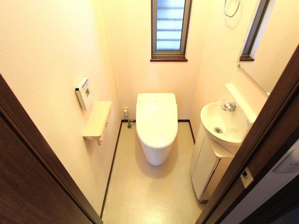 Toilet. Indoor (11 May 2013) Shooting 1st floor