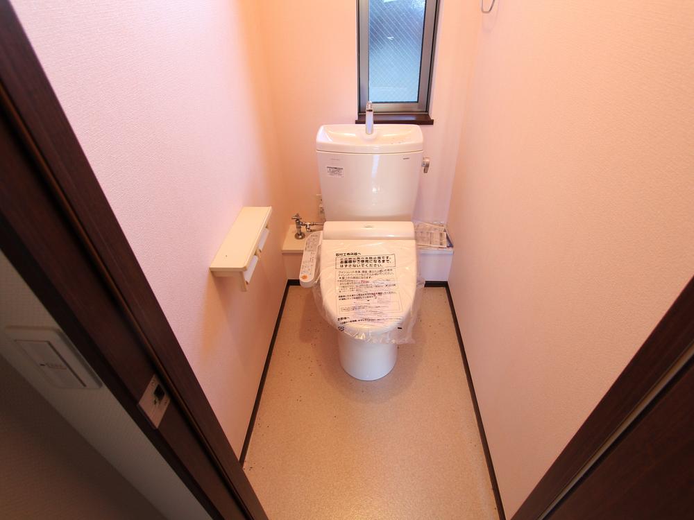 Toilet. Indoor (11 May 2013) Shooting Second floor toilet