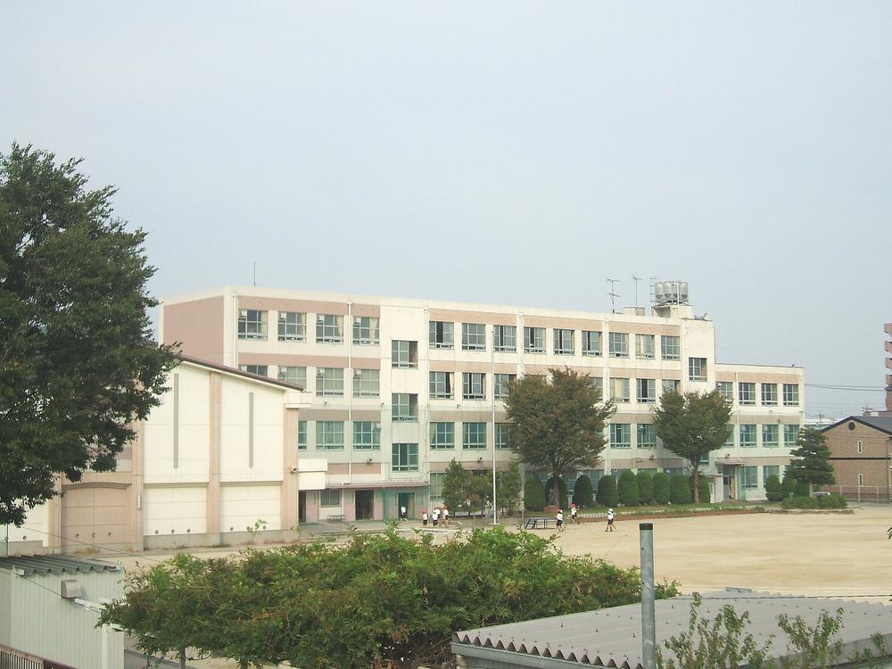 Primary school. 640m to Nagoya Municipal Manjo Elementary School