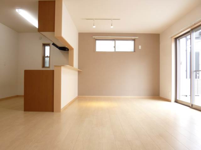 Living and room. South-facing bright LDK (photo image)