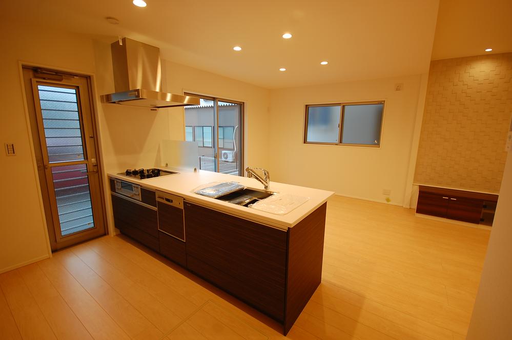 Kitchen. Our original kitchen Look at the wide counter, Ease of use is also good. 