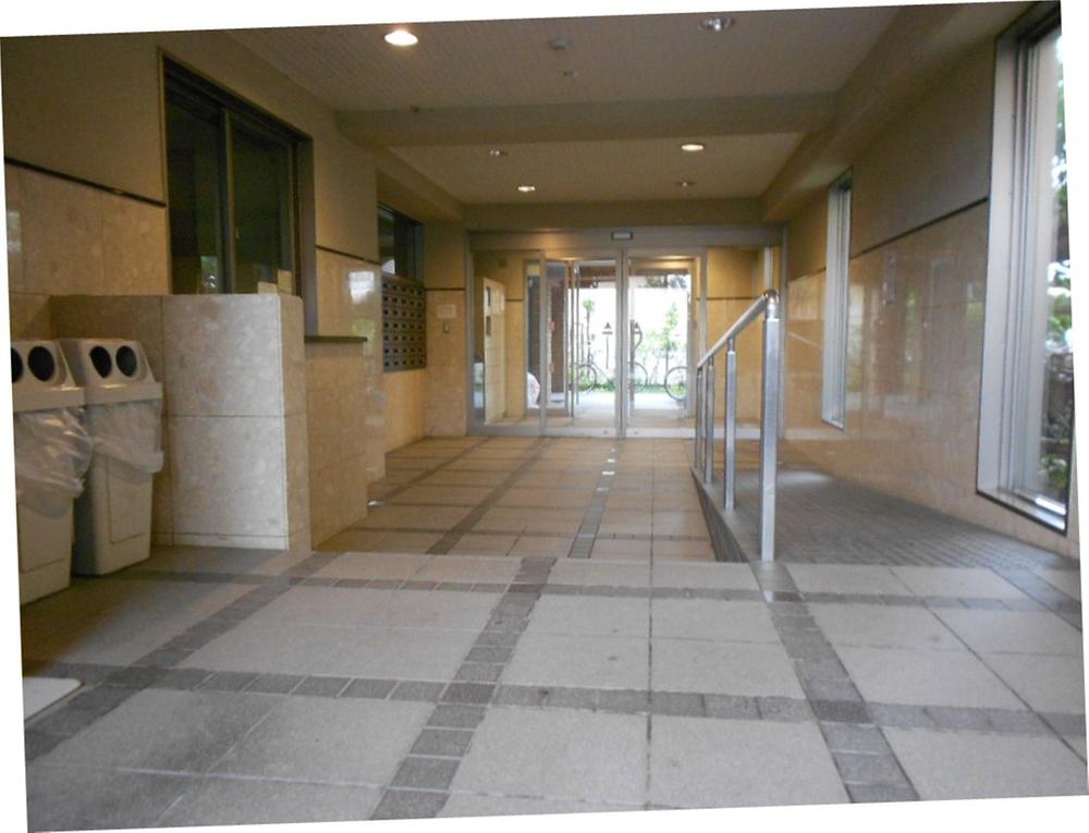 Entrance. Common areas