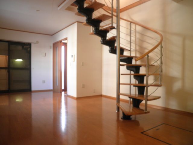 Living and room. It is fashionable there is a spiral staircase. 