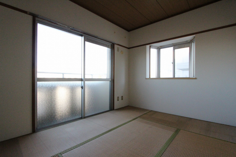 Other room space. 6-mat living next to a Japanese-style room