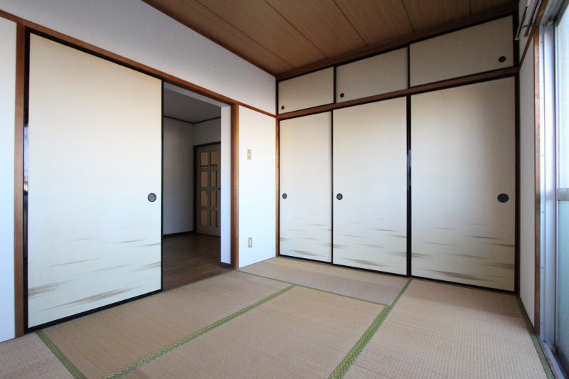 Other room space. 6-mat living next to a Japanese-style room