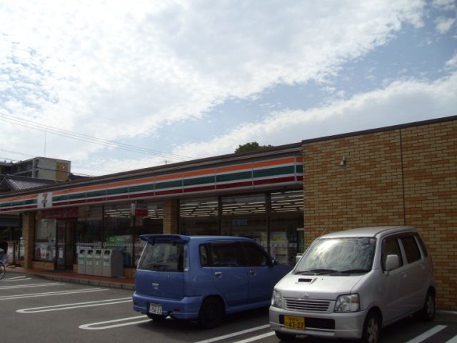 Convenience store. 290m to Seven-Eleven (convenience store)