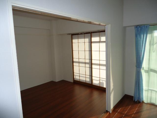 Non-living room. It has changed the Japanese-style Western-style.