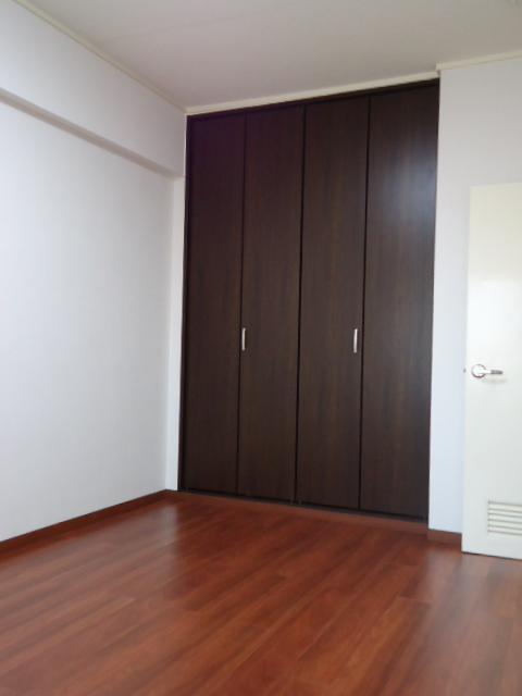 Non-living room. Western-style shooting