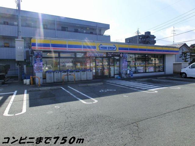 Convenience store. MINISTOP up (convenience store) 750m