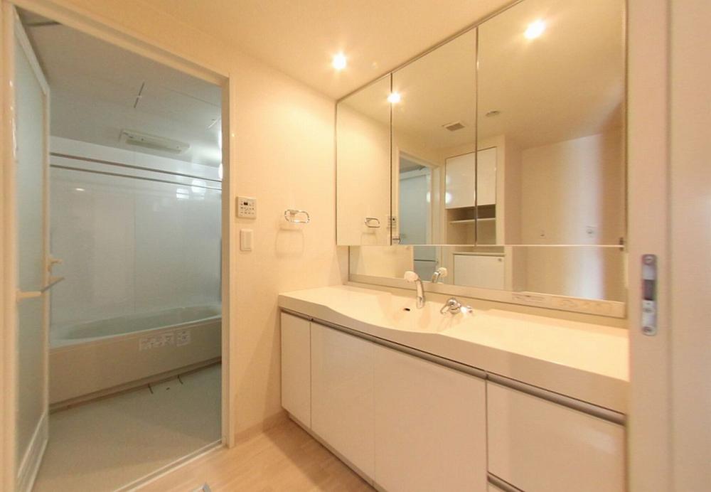 Bathroom. Wide wash basin and bathroom. There is also a follow-fired even dryer.