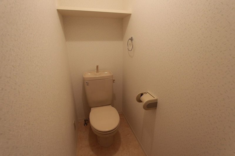 Toilet. Towel over ・ It comes with a small shelf