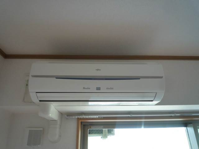 Other Equipment. Air conditioning (The photograph is an image)