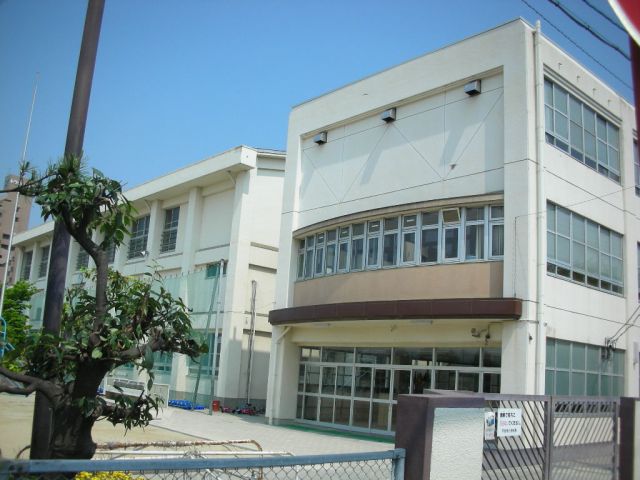 Primary school. Municipal Sen'ototera up to elementary school (elementary school) 590m