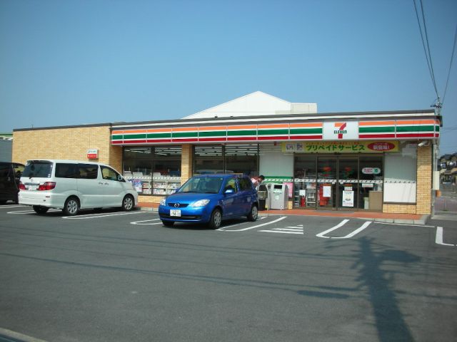 Convenience store. 370m to Seven-Eleven (convenience store)