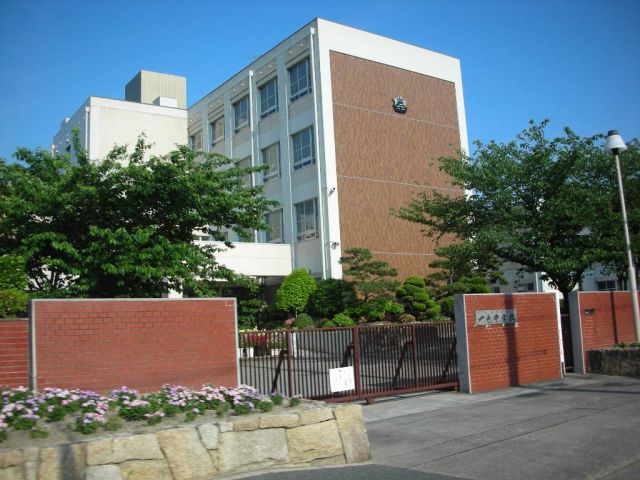 Junior high school. 570m up to municipal color junior high school (junior high school)