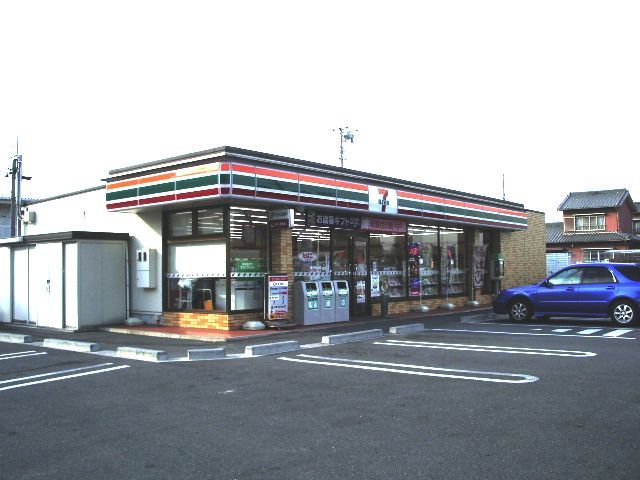 Convenience store. 920m to Seven-Eleven (convenience store)