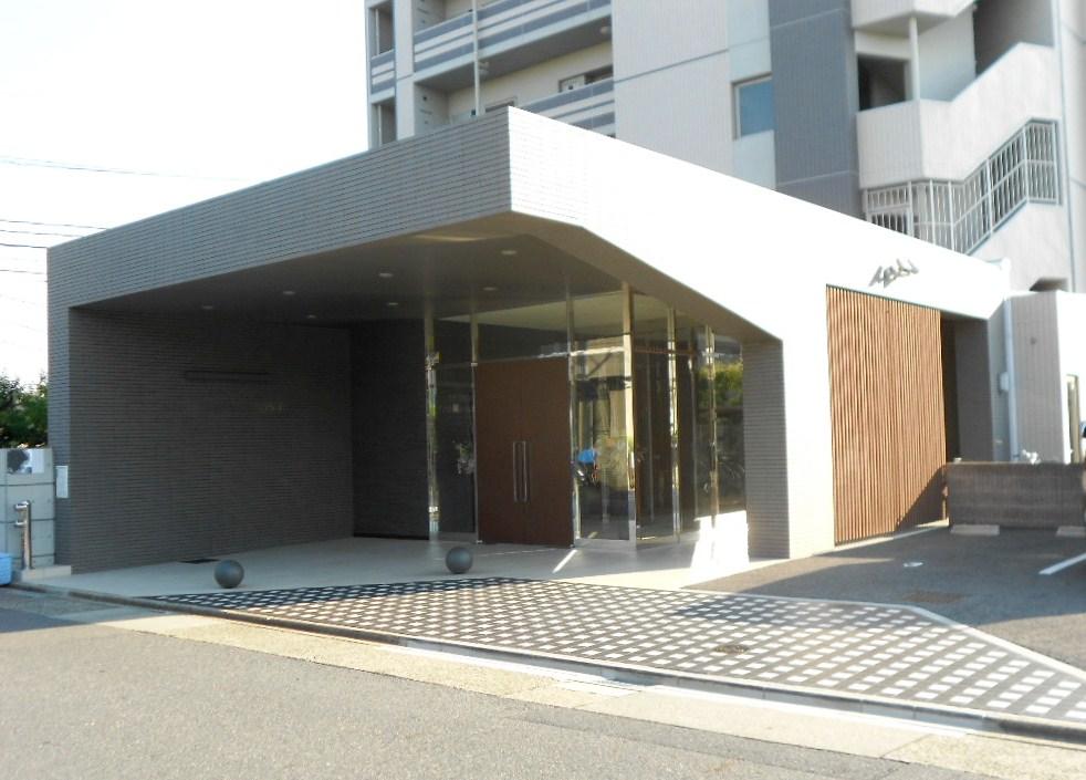 Entrance. There is the entrance of the porte-cochere.