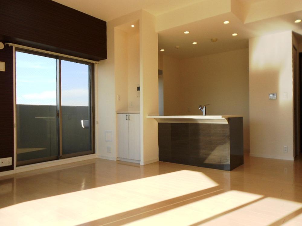 Living. No hanging cupboard kitchen, It is open-minded open kitchen. (November 2013) Shooting