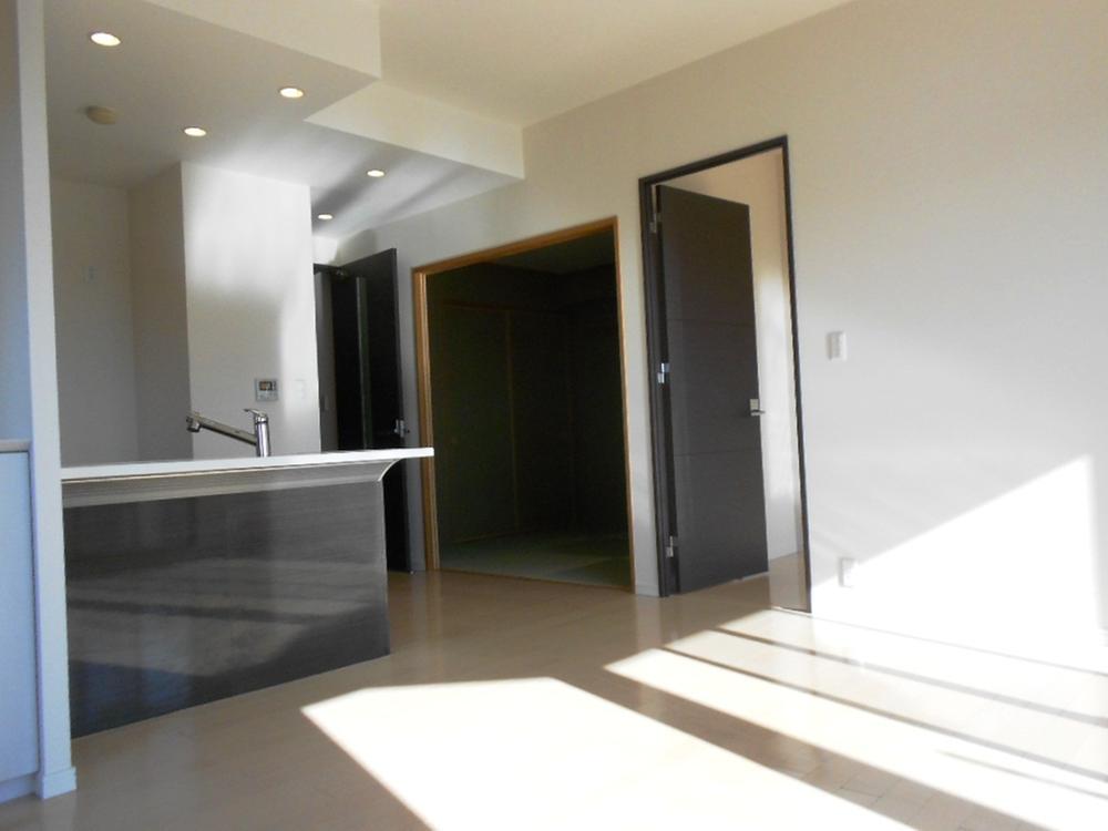 Living. It is a living-dining of bright south-facing. (November 2013) Shooting