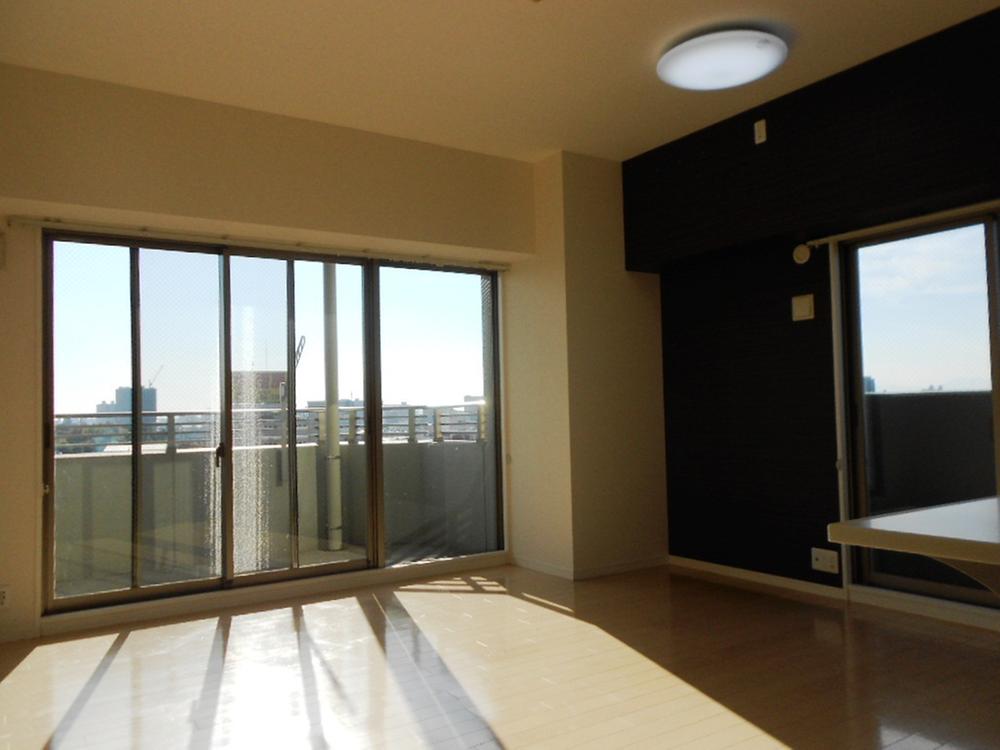 Living. It is a living-dining of bright south-facing. (November 2013) Shooting