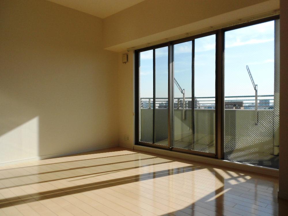 Living. It is a living-dining of bright south-facing. (November 2013) Shooting