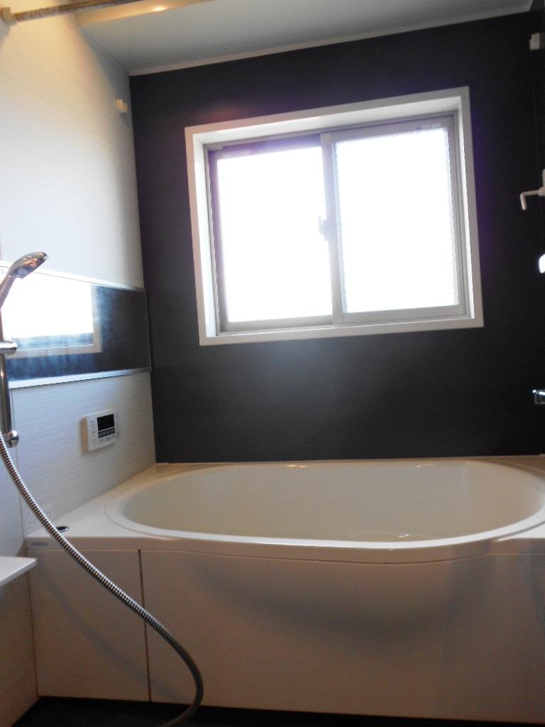 Bathroom. 1418 size, Bathroom heating dryer ・ It is with window. (November 2013) Shooting