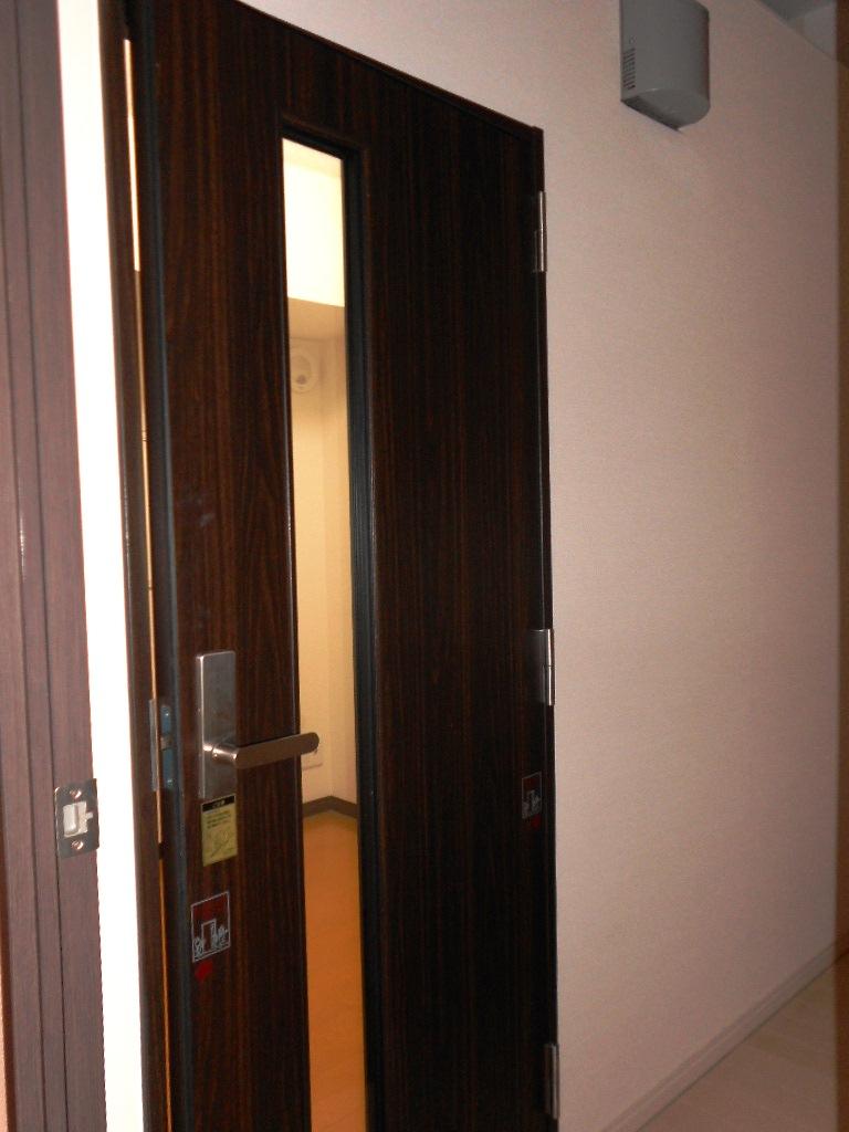 Non-living room. It is the doorway of the north side of the soundproof room. (November 2013) Shooting