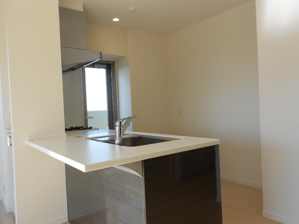 Living. South living room dining. (2013 November shooting)