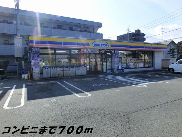 Convenience store. 700m until MINISTOP (convenience store)