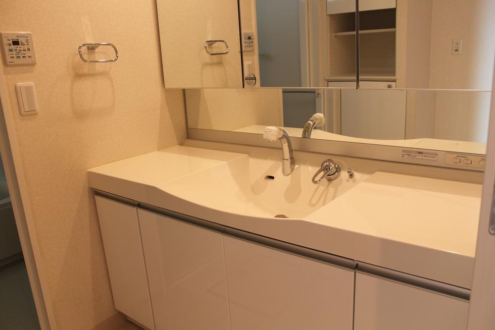 Wash basin, toilet. Indoor (12 May 2013) Shooting