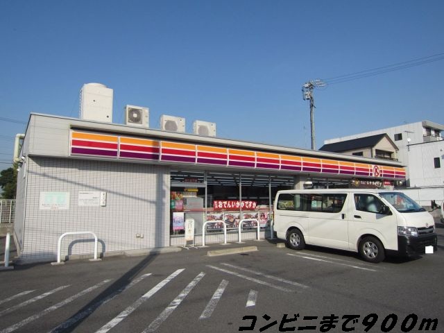 Convenience store. 900m to the Circle K (convenience store)