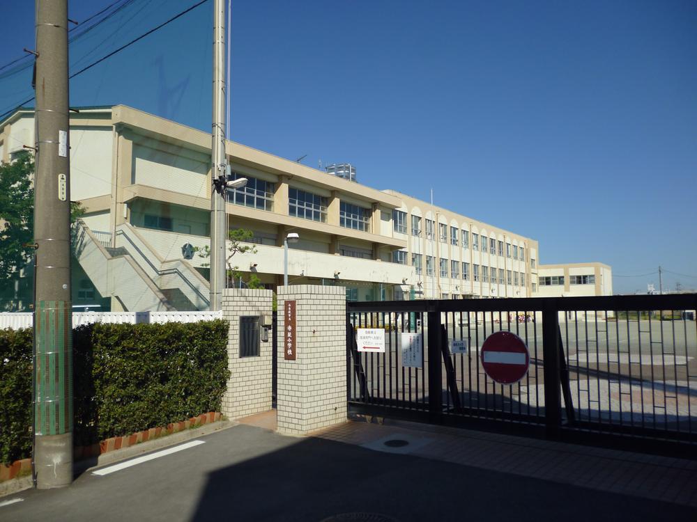 Primary school. Akahoshi to elementary school 299m