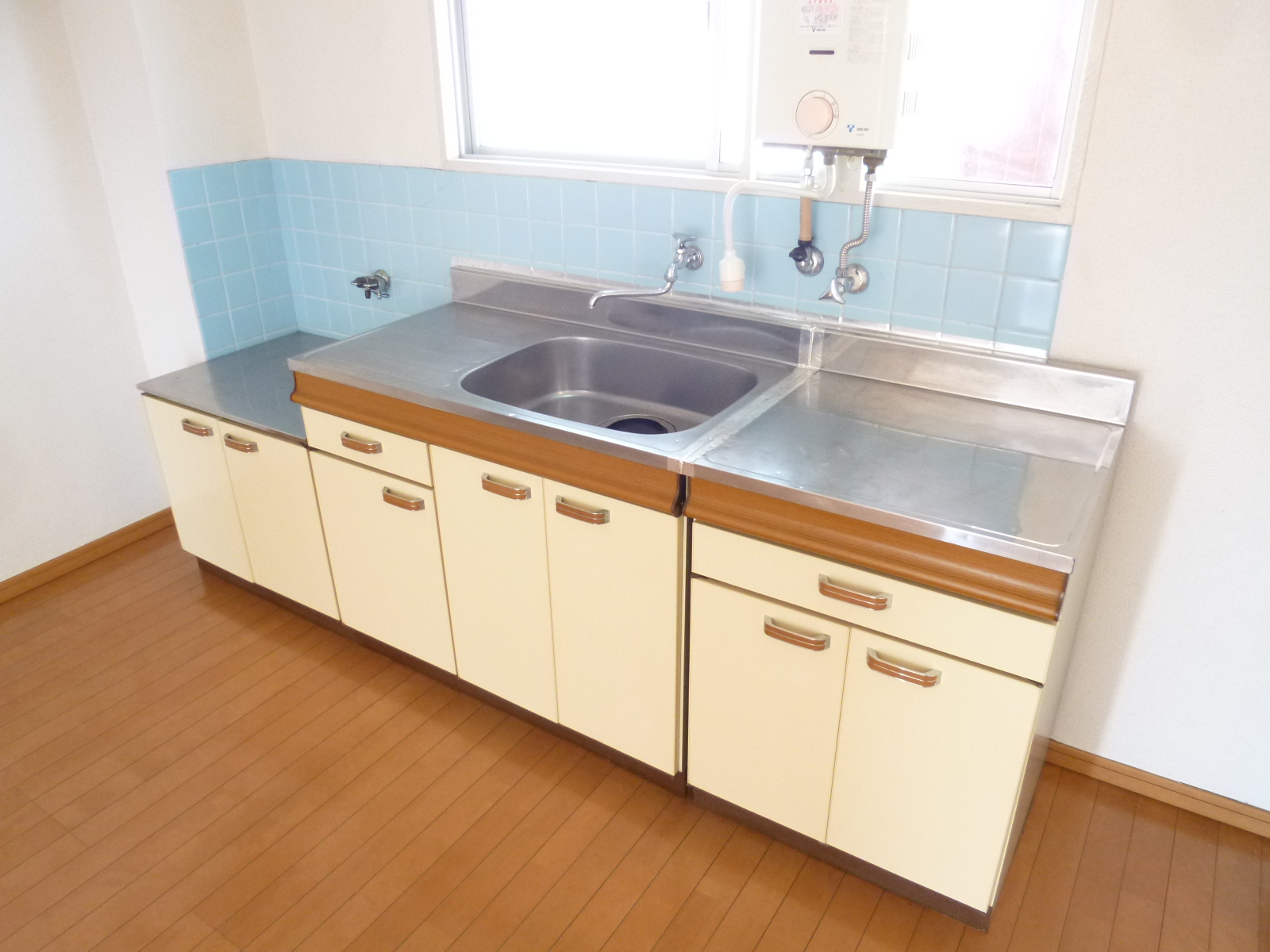 Kitchen. Window There are two lot gas stoves can also be installed! 