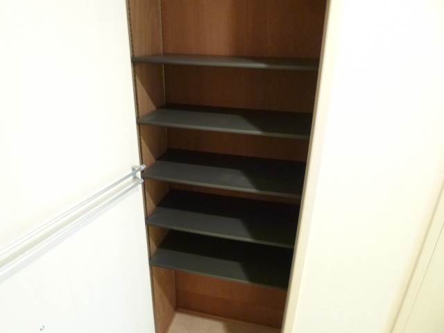 Entrance. Cupboard also storage capacity ◎